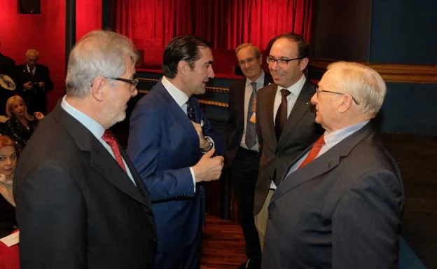 Jaime Gutiérrez, Juan Carlos Suárez Quiñones, Víctor Alonso y Eduardo Montes charlan antes de la apertura de la gala.