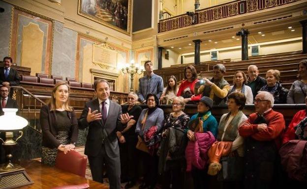 Ana Pastor y Juan Luis Gordo reciben a la delegación de Muñopedro en el hemiciclo del Congreso de los Diputados. 