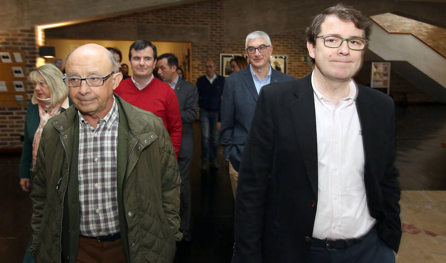 El ministro Cristóbal Montoro (izq.) llega al Parador de Segovia acompañado por el presidnete del PP de Castilla y León, Alfonso Fernández Mañueco. 