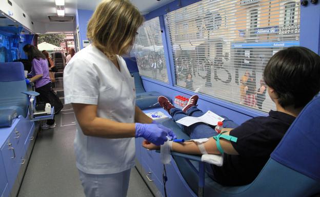 Un joven se somete a una extracción de sangre en la unidad móvil de la hermandad de donantes. 