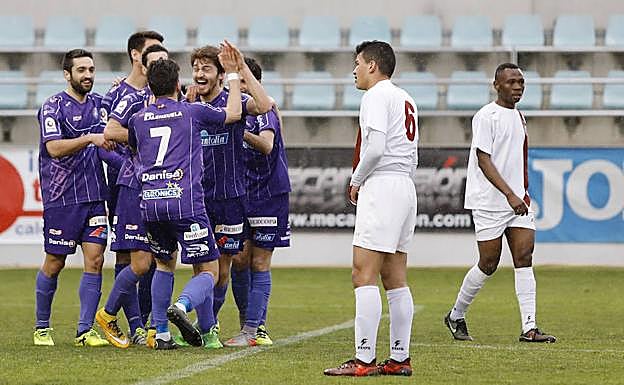Los jugadores del Palencia Cristo celebran el gol de Ivi. 