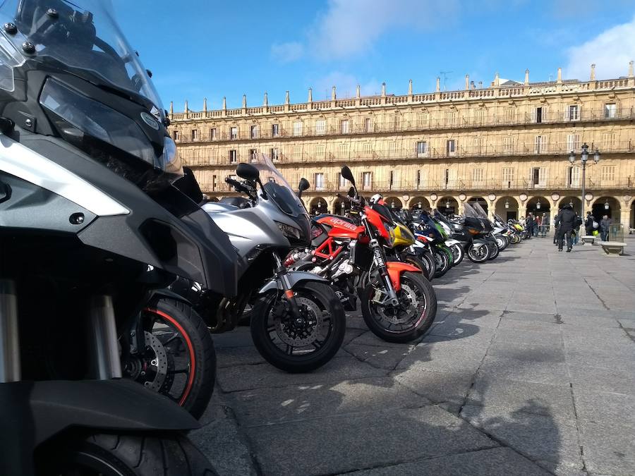 Decenas de aficionados al motociclismo se reunieron en la Plaza Mayor de Salamanca para comenzar la ruta de 203 kilómetros