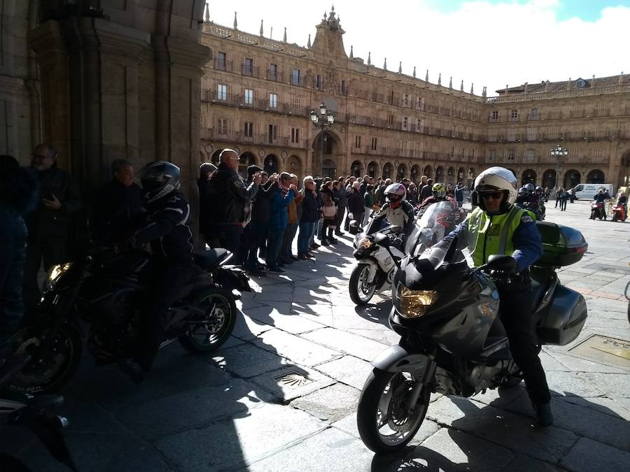 Decenas de aficionados al motociclismo se reunieron en la Plaza Mayor de Salamanca para comenzar la ruta de 203 kilómetros