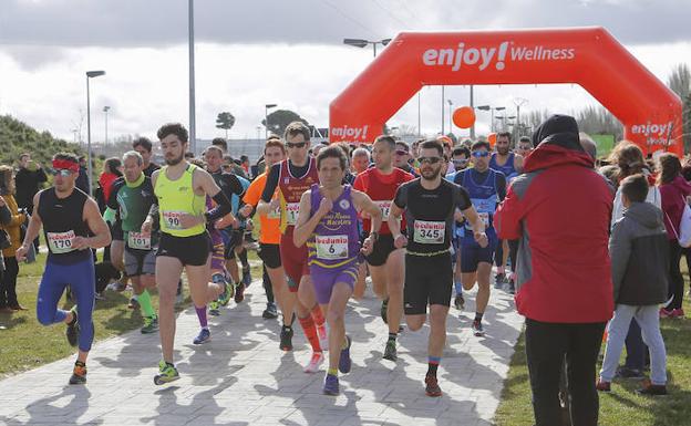 Los corredores toman la salida ena La Aldehuela.