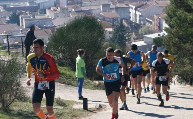 Participantes en el IV Trail Castillo de Íscar durante la carrera. 