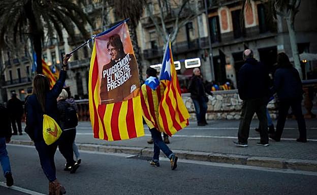 Varios independentistas, durante una protesta.