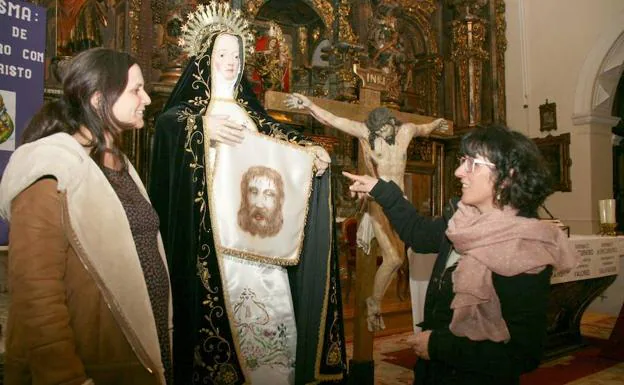 Mariví Postigo y Diana Martínez, ante las tallas restauradas.