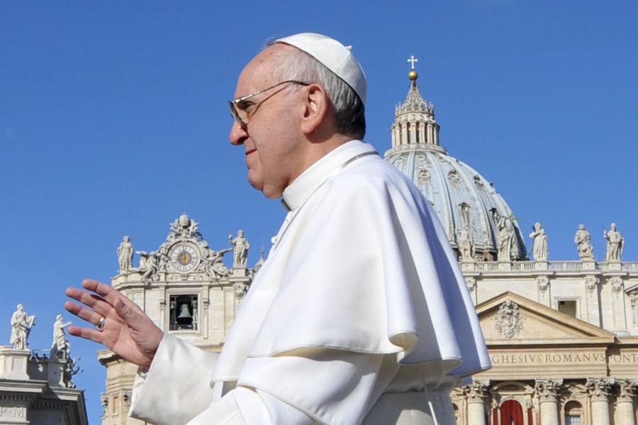 El Papa Francisco saluda a la multitud desde el papamóvil antes de celebrar la misa con la que abrió su pontificado, en la Plaza de San Pedro del Vaticano. 