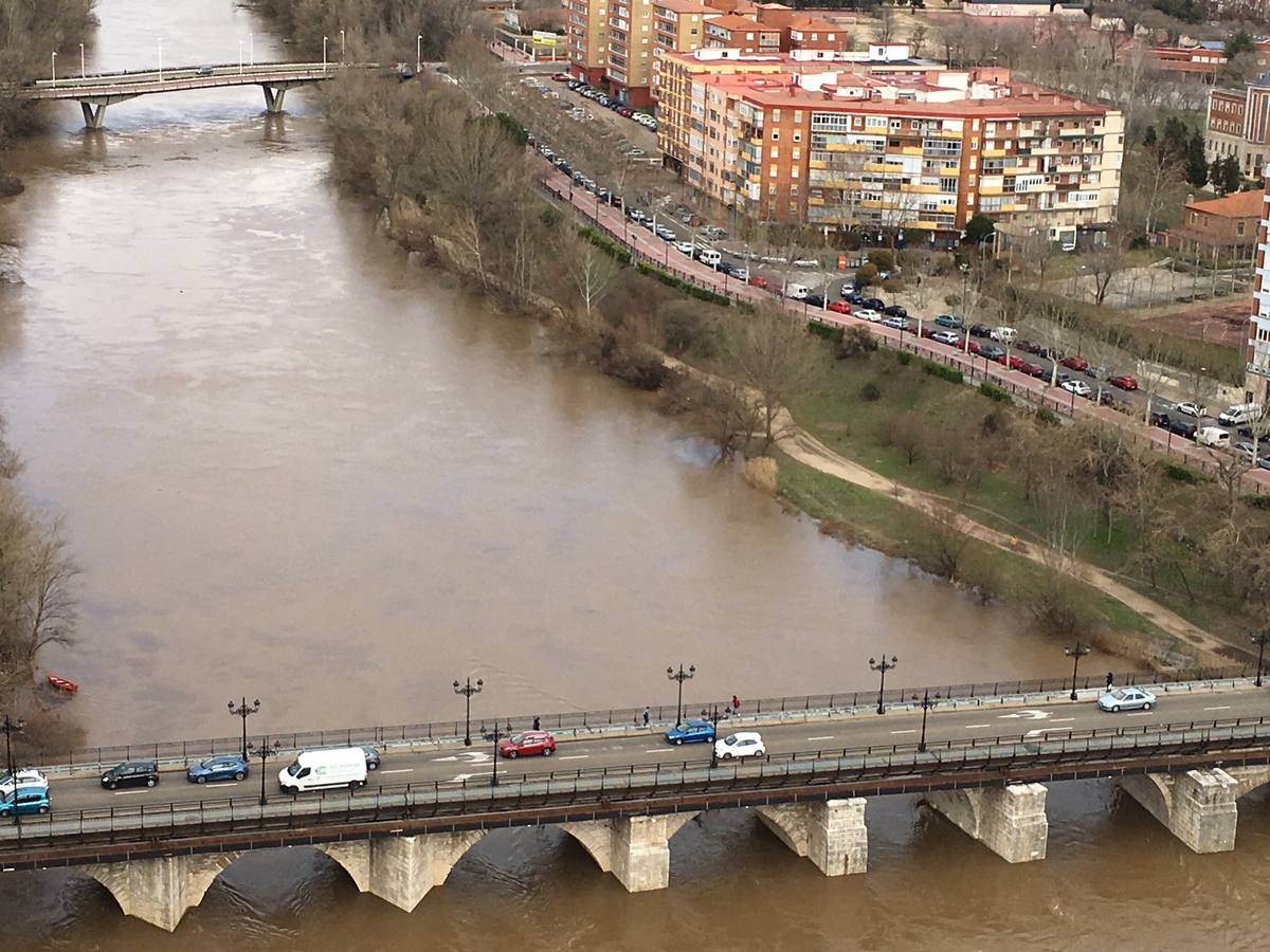 El río a su paso por la capital vallisoletana cubría ayer los paseos inferiores entre los puentes Mayor y de Poniente