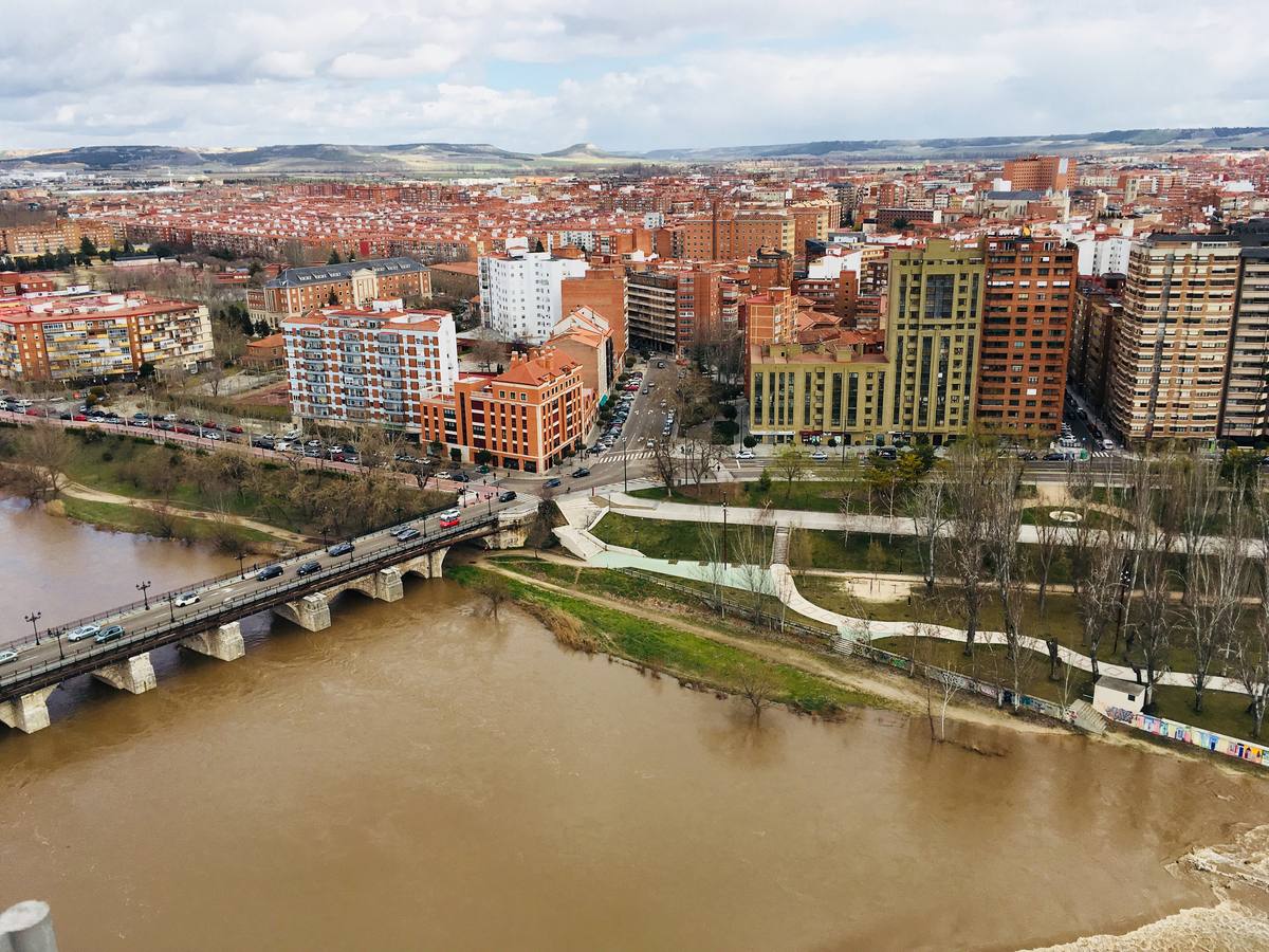 El río a su paso por la capital vallisoletana cubría ayer los paseos inferiores entre los puentes Mayor y de Poniente