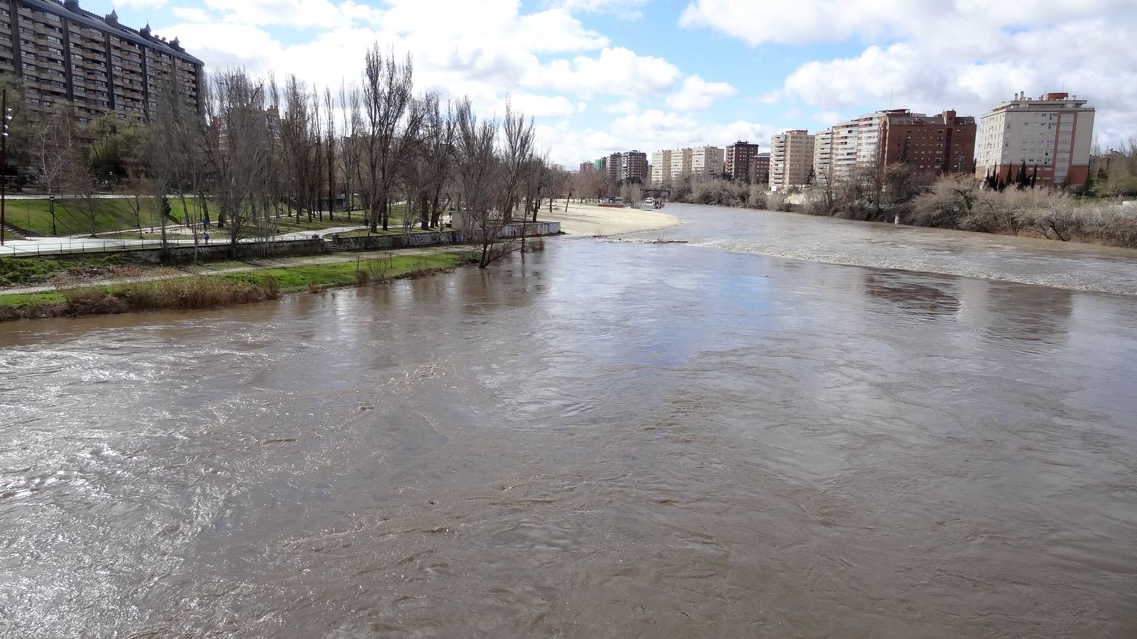 El río a su paso por la capital vallisoletana cubría ayer los paseos inferiores entre los puentes Mayor y de Poniente