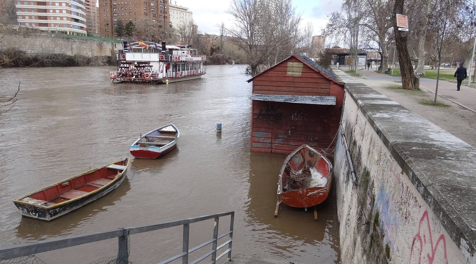 El río a su paso por la capital vallisoletana cubría ayer los paseos inferiores entre los puentes Mayor y de Poniente