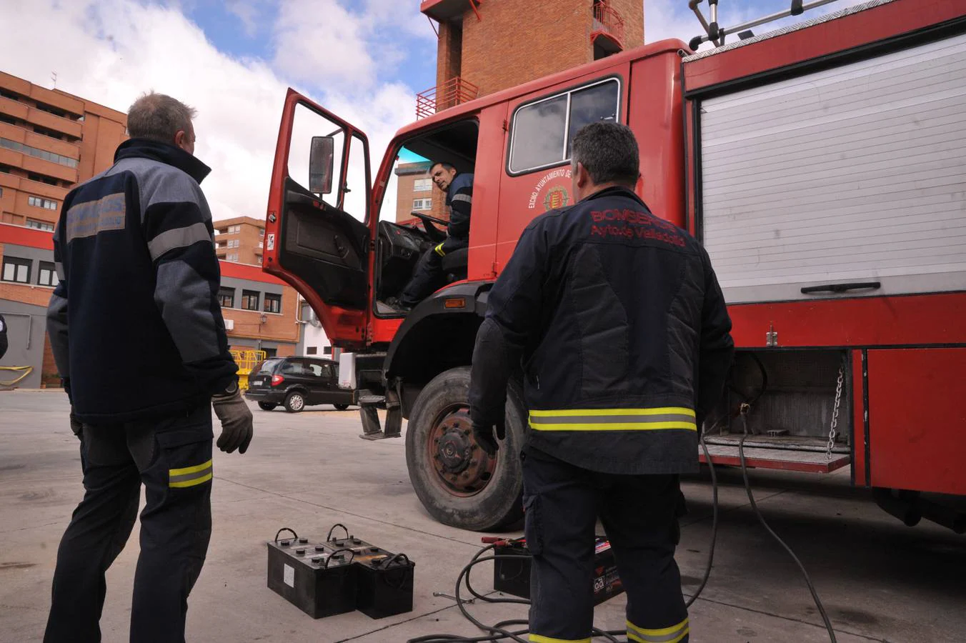 La cesión consta de dos vehículos de más de veinte años de antigüedad, un todoterreno y un camión autobomba, y varias herramientas de rescate para que la ONG 'Bomberos Acción Norte' pueda realizar actividades en los campos de refugiados del Sáhara