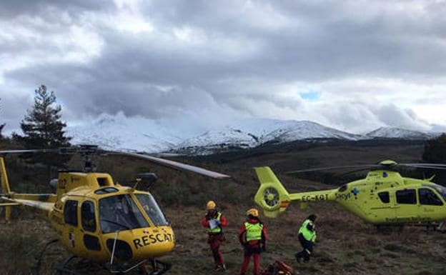 Helicópteros rescatan a dos heridos tras caer de un tractor por un terraplén.