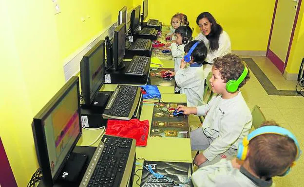 Los niños de primero de Infantil trabajan en la sala de ordenadores.