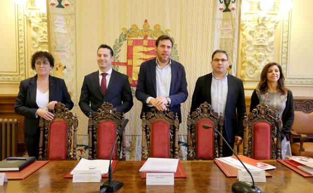El Ayuntamiento de Valladolid, la Fundación 'La Caixa', la Casa de Juventud Aleste y Cáritas firman un convenio para favorecer el desarrollo del proyecto de intervención infanto-juvenil 'Delicias'. 