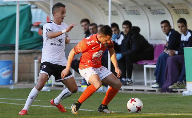 Garban presiona a Piojo durante el derbi del Helmántico entre Salmantino y Unionistas.