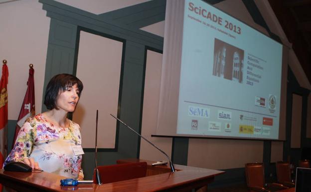 Mari Paz Calvo, de la Universidad de Valladoid, durante una conferencia. 