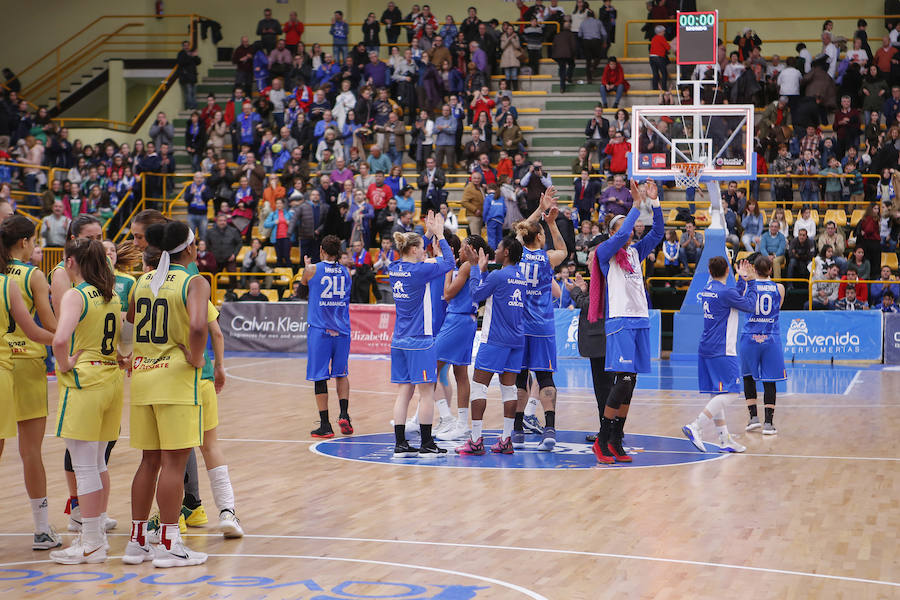 Las jugadoras de Avenida celebran la victoria ante el Mann Filter el pasado domingo. 