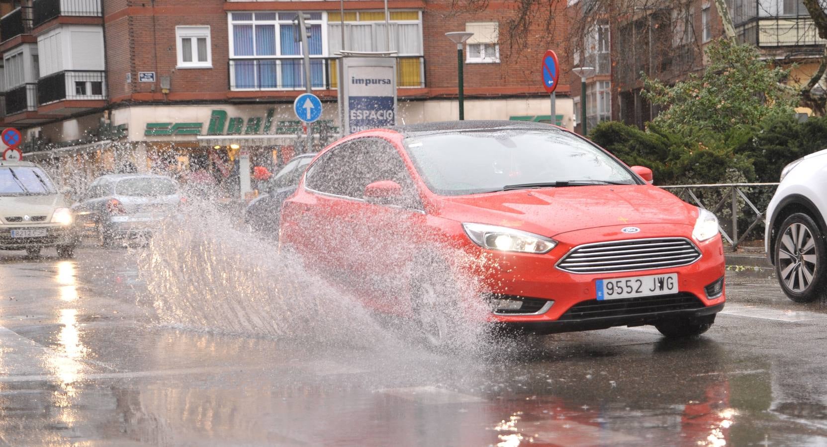 Una persona ha resultado herida en el Paseo de Zorrilla de Valladolid, a la altura del cruce con la Avenida de Zamora, tras ser alcanzado por un árbol en la cabeza