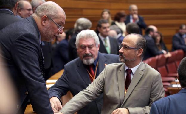 Luis Fuentes conversa con el diputado de Ciudadanos por Valladolid, Francisco Igea, en el acto institucional del pasado lunes. 