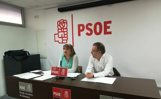 María García y Fidel Francés, durante su intervención en la rueda de prensa del PSOE.