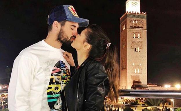 Isco Alarcón y Sara Sálamo, besándose delante de la Mezquita Kutubí. 