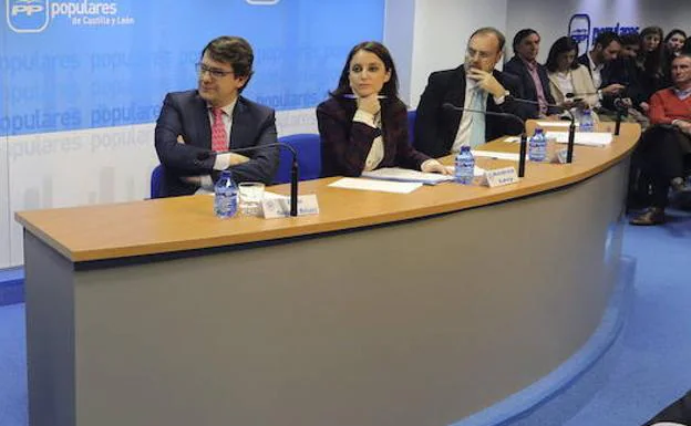 Alfonso Fernández Mañueco y Fernando Rey, en la mesa durante un acto del PP regional. 