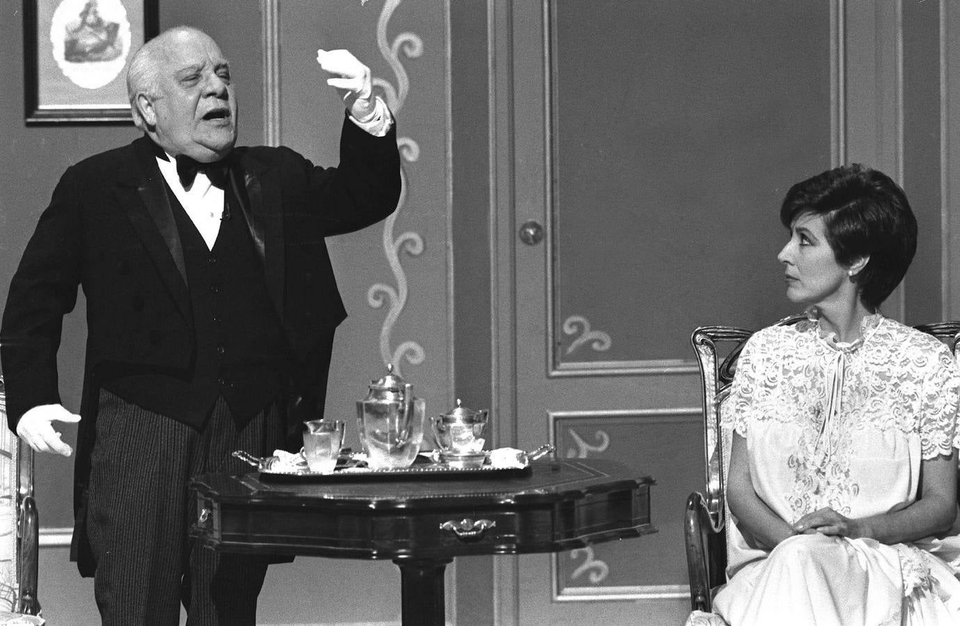 06.05.91 Los actores Alfonso del Real y Concha Velasco en una escena de la obra de Jardiel Poncela 'Usted tiene ojos de mujer'.