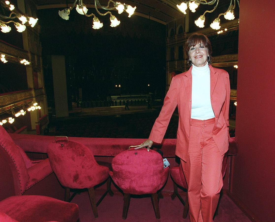 06.09.00 La actriz Concha Velasco posa en el Teatro Calderón.