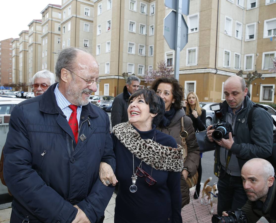 26.03.15 La actriz junto al alcalde Javier León de la Riva durante la visita a la calle que lleva su nombre en Valladolid.