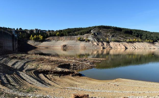 Inicio del otoño (2017). La presa del pantano de Aguilar, en la provincia de Palencia. 