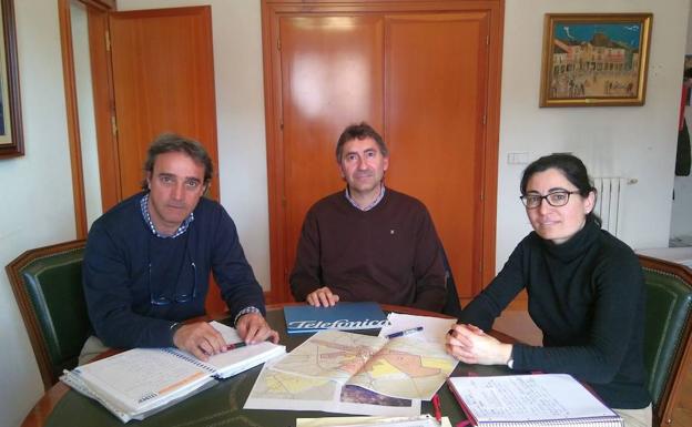 Andrea Rico, con el arquitecto municipal, Pablo Sánchez, y Juan Carlos Blanco, de Telefónica. 