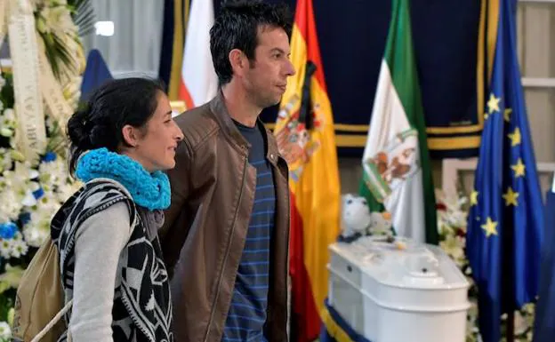 Ángel Cruz y Patricia Ramírez, los padres de Gabriel Cruz, en la capilla ardiente instalada en la Diputación de Almería. 