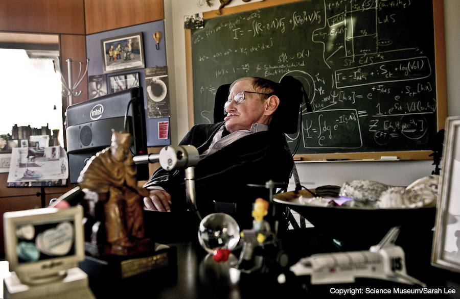 Hawking en su despacho de Cambridge. AP