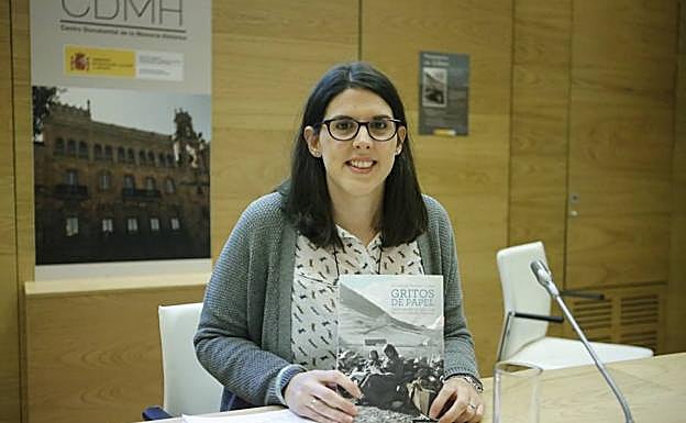 La historiadora Guadalupe Adámez, con el libro ‘Gritos de Papel’. 