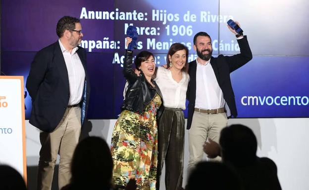 Los creadores de la campaña 'Las Meninas de Cánido' recogen el premio.