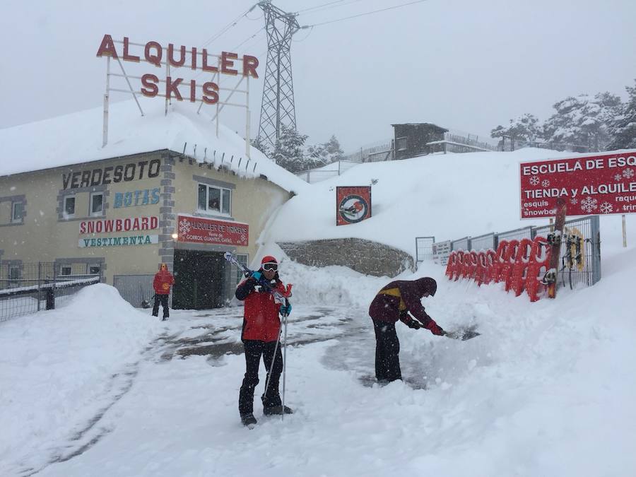 Fotos: Nieve en El Espinar y en el Puerto de Navacerrada