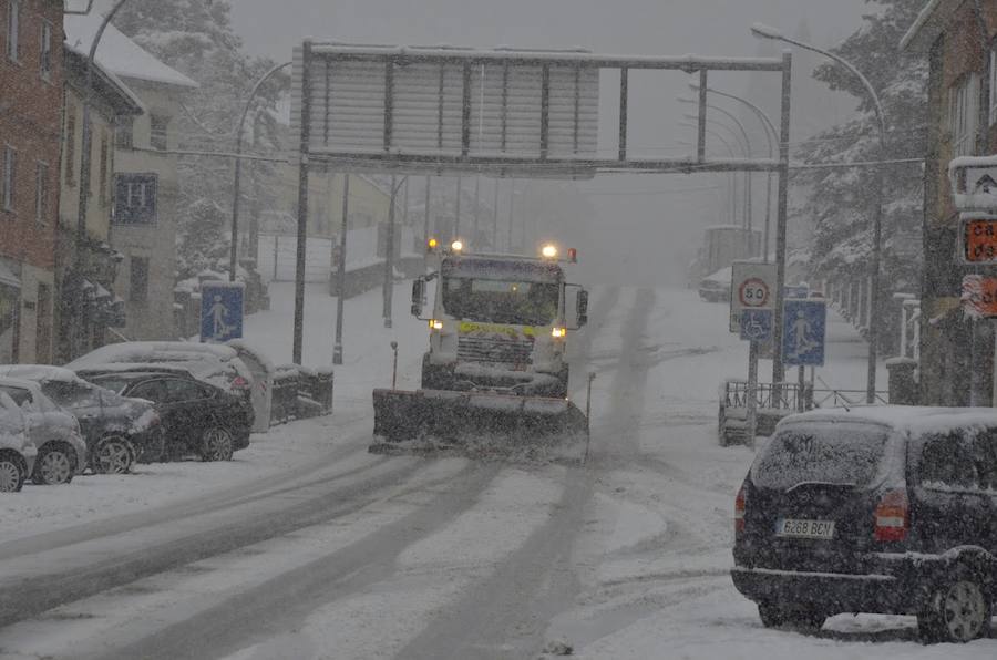 Fotos: Nieve en El Espinar y en el Puerto de Navacerrada