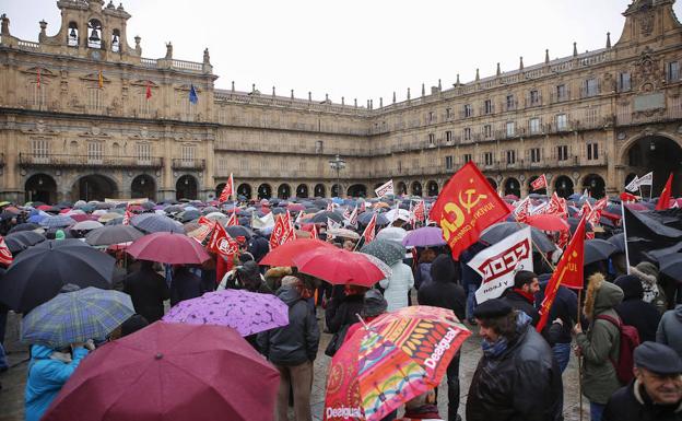 Cientos de personas escuchan la lectura de los manifiestos bajo la lluvia, en la PLaza Mayor de Salamanca.