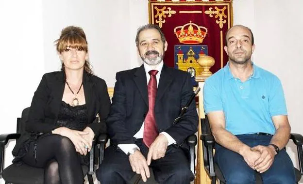 Pedro Vegas, entre la actual alcaldesa, Rosario Díez, y el teniente de alcalde, Fernando Rodríguez. 