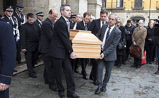 Instante en el que el cuerpo de López Cobos llega a la Colegiata de Santa María de Toro. 