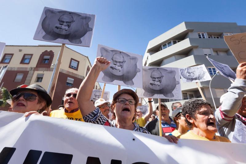 Madrid, Barcelona, Bilbao, San Sebastián, Vigo... protestan en las calles por el insuficiente alza del 0,25% y piden que estas ayudas se revaloricen en función del IPC