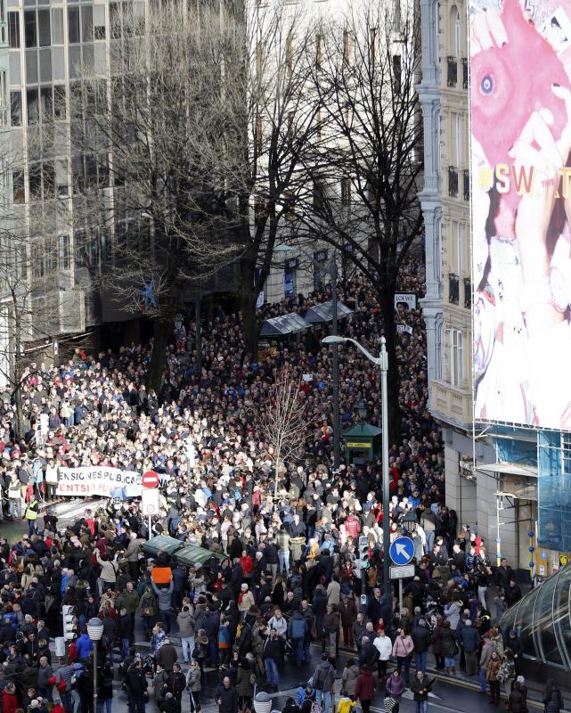 Madrid, Barcelona, Bilbao, San Sebastián, Vigo... protestan en las calles por el insuficiente alza del 0,25% y piden que estas ayudas se revaloricen en función del IPC