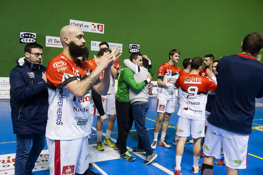 Jugadores y técnicos del Nava se felicitan tras el triunfo.