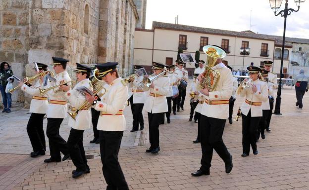 Una de las agrupaciones que participó en el desfile de Dueñas.