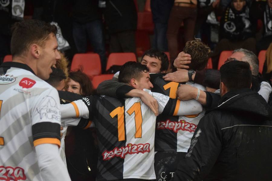 El equipo salmantino gana en el 90 con un tanto de Diego Abad y se aúpa de nuevo al primer puesto tras el empate del Astorga con el Salmantino