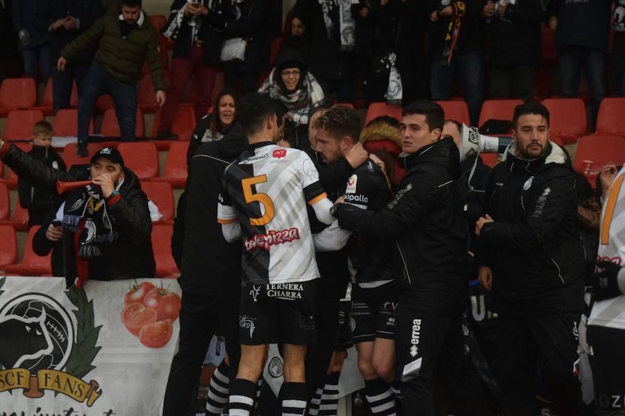 El equipo salmantino gana en el 90 con un tanto de Diego Abad y se aúpa de nuevo al primer puesto tras el empate del Astorga con el Salmantino