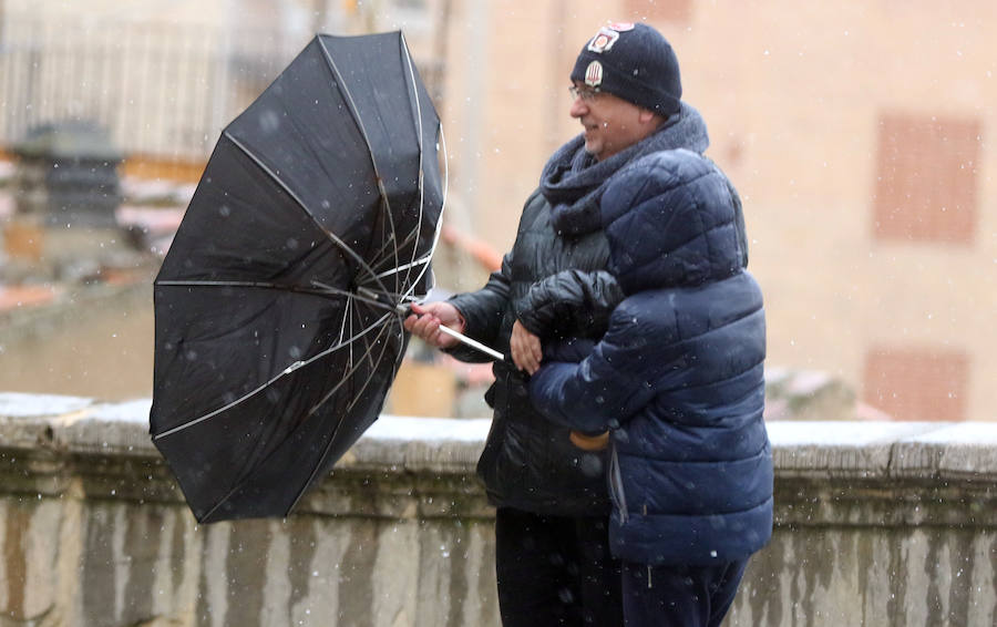 Fotos: Jornada de frío y lluvia en Segovia