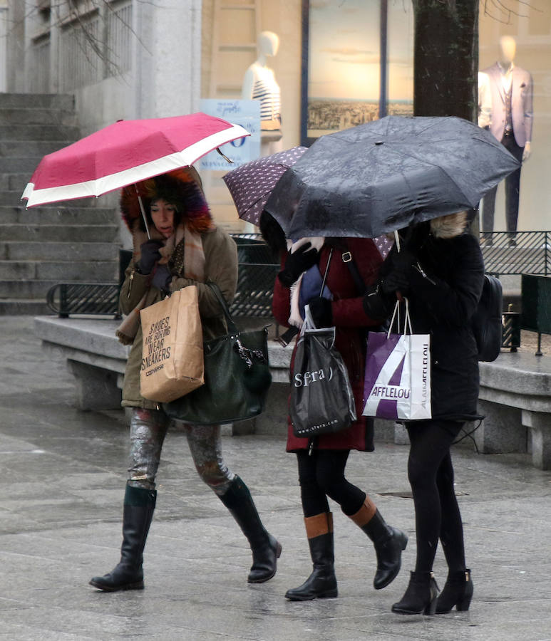 Fotos: Jornada de frío y lluvia en Segovia